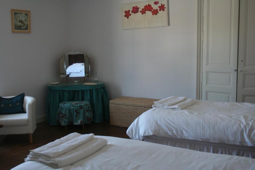 Bed and Breakfast Le Voltaire Airvault Habitación foto
